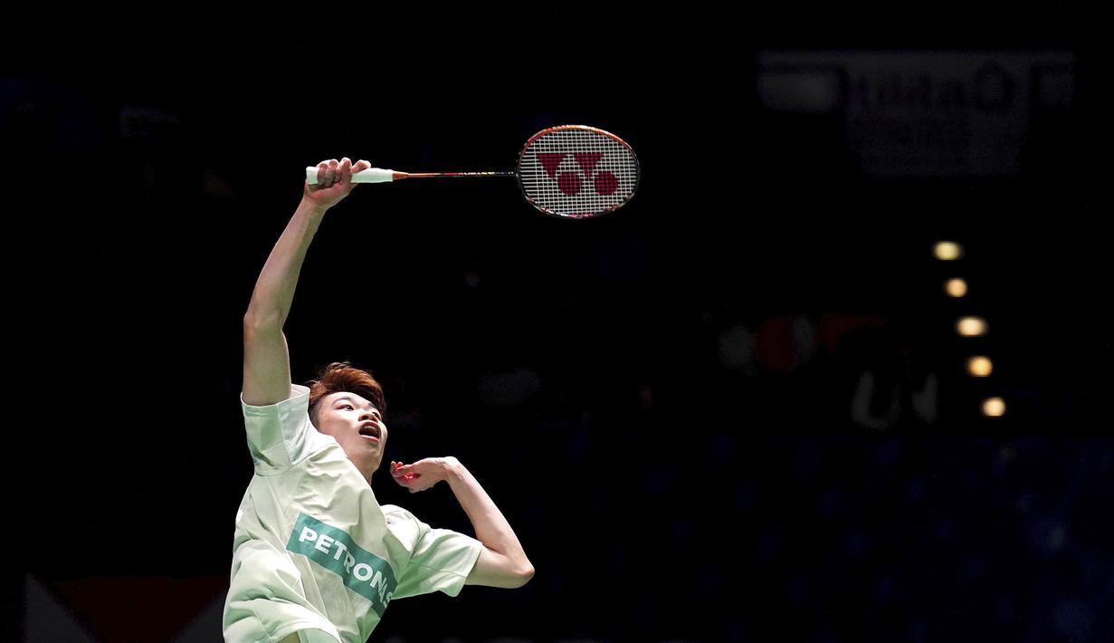 Pebulu tangkis Malaysia, Ng Tze Yong melepaskan pukulan lob ke arah lawannya, pebulu tangkis Denmark, Viktor Axelsen pada laga babak 16 besar tunggal putra All England 2023 di Utilita Arena, Birmingham, Inggris, Kamis (16/3/2023). Ng Tze Yong menang rubber game, 21-15, 9-21 dan 23-21. (PA via AP Photo/Zac Goodwin)