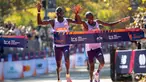 Pelari Kenya, Benson Kipruto (kiri) dan kompatriotnya, Alexander Mutiso melintasi garis finis pada ajang New York Marathon 2025 pada Minggu (02/11/2025) waktu setempat. Ini menjadi finis dengan jarak terdekat dalam ajang maraton dengan selisih 0,03 detik. (AP Photo/Angelina Katsanis)