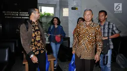 Mantan Wakil Ketua KPK M Busyro Muqoddas (ketiga kiri) bersama sejumlah aktivis di gedung MK, Jakarta, Kamis (7/12). Mereka mengajukan permohonan mencabut gugatan pasal 79 ayat 3 UU MD3 tentang hak angket. (Liputan6.com/Helmi Fithriansyah)
