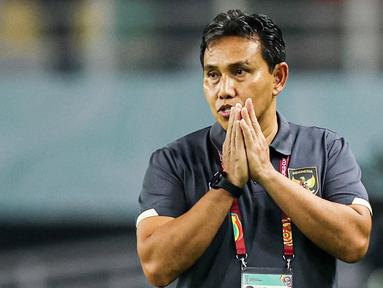Pelatih kepala Timnas Indonesia U-17, Bima Sakti, tampak tegang saat anak asuhnya digempur pemain Timnas Ekuador U-17 pada laga pertama Grup A Piala Dunia U-17 di Stadion Gelora Bung Tomo, Surabaya, Jumat (10/11/2023) malam WIB. (Bola.com/Bagaskara Lazuardi)