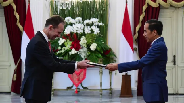 Duta Besar Inggris untuk Indonesia yang baru Dominic Jermey menyerahkan surat kepercayaan ke Presiden Joko Widodo (Jokowi) di Istana Negara, Senin (23/10/2023). (Kedutaan Besar Inggris di Jakarta)