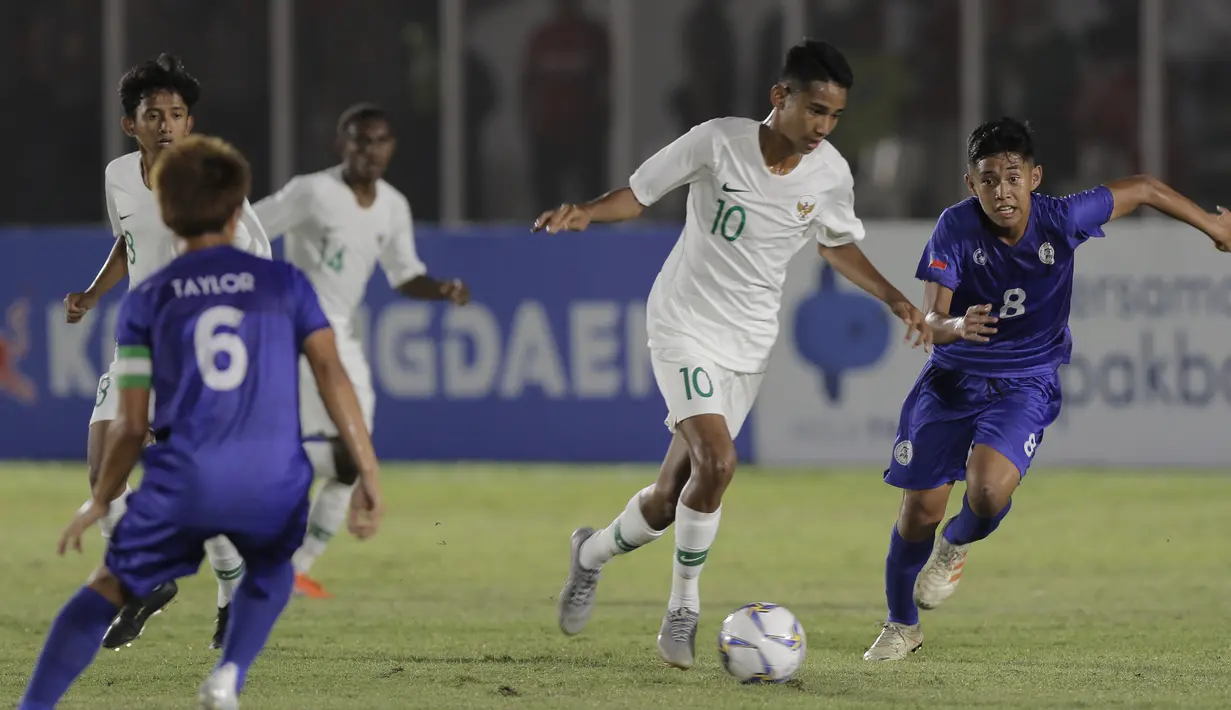 Gelandang  Timnas Indonesia U-16, Marselino Ferdinan, menggiring bola saat melawan Filipina pada laga babak Kualifikasi Piala AFC U-16 2020 di Stadion Madya, Jakarta, Senin (16/9/2019). Indonesia menang 4-0 atas Filipina. (Bola.com/M Iqbal Ichsan)