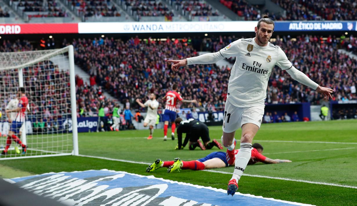 Gelandang Real Madrid, Gareth Bale berselebrasi usai mencetak gol ke gawang Atletico de Madrid pada pertandingan lanjutan La Liga Spanyol di stadion Wanda Metropolitano (9/2). Real Madrid menang 3-1 atas Atletico. (AP Photo/Manu Fernandez)