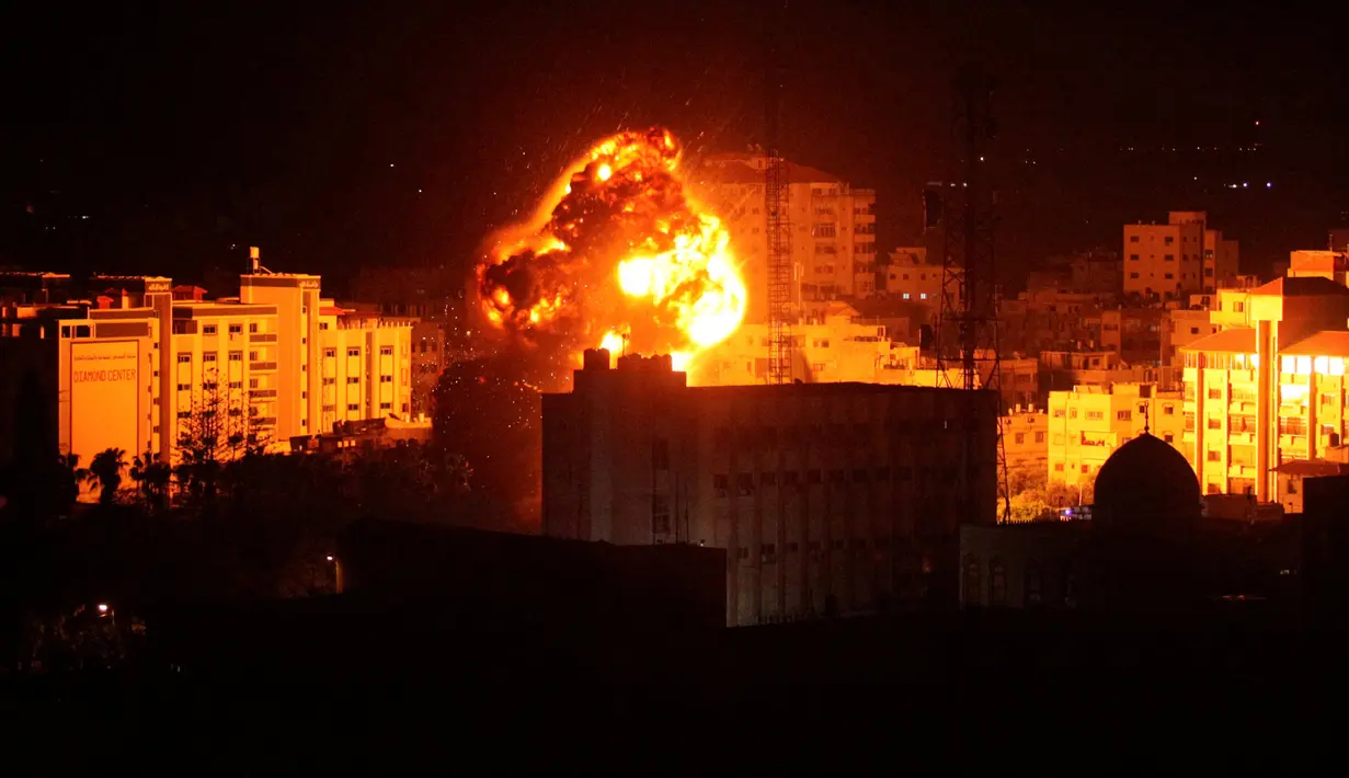 Api dan asap terlihat saat Serangan udara Israel di Gaza City (25.3). Militer Israel melakukan serangan udara di Jalur Gaza sebagai balasan atas serangan roket yang mencederai tujuh penduduk di Tel Aviv utara. (Reuters/Mohammed Ajour)