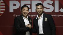 Direktur Olahraga Persija Jakarta, Ferry Paulus, berjabat tangan dengan Osvaldo Haay, di Kantor Persija, Kuningan, Jakarta, Senin, (10/2/2020). Pemain andalan Timnas Indonesia U-23 itu resmi memperkuat Macan Kemayoran musim depan. (Bola.com/M Iqbal Ichsan)