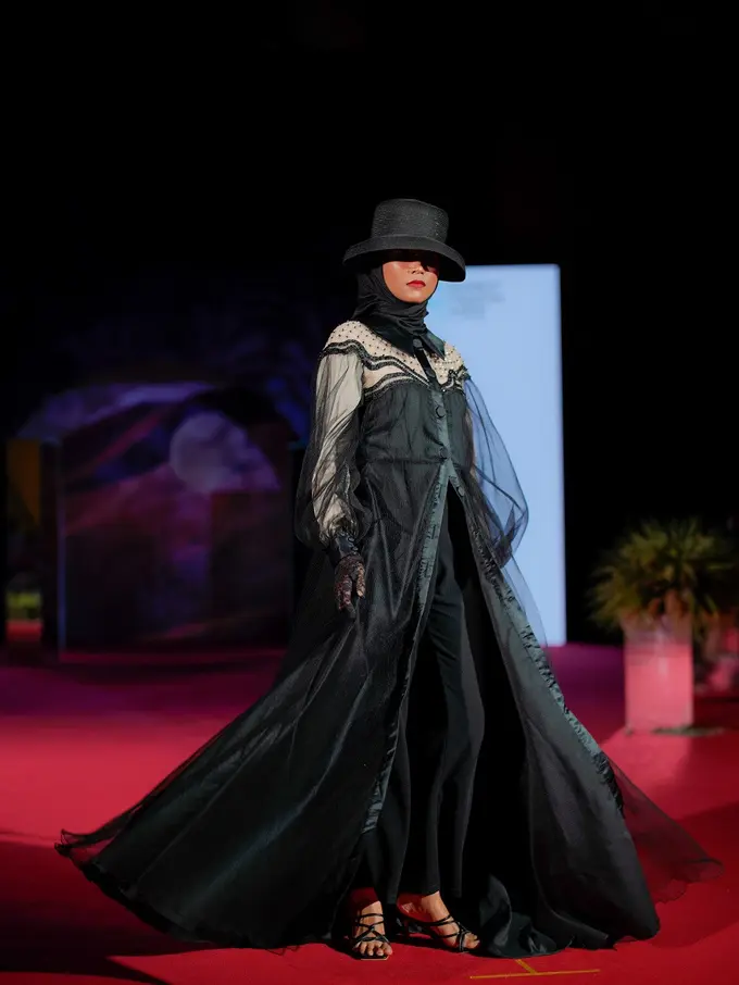 Pakaian Muslim Heaven Lights memperkenalkan koleksi terbarunya bertemakan ‘Quintessence’ Dubai Modest Fashion Week 2021