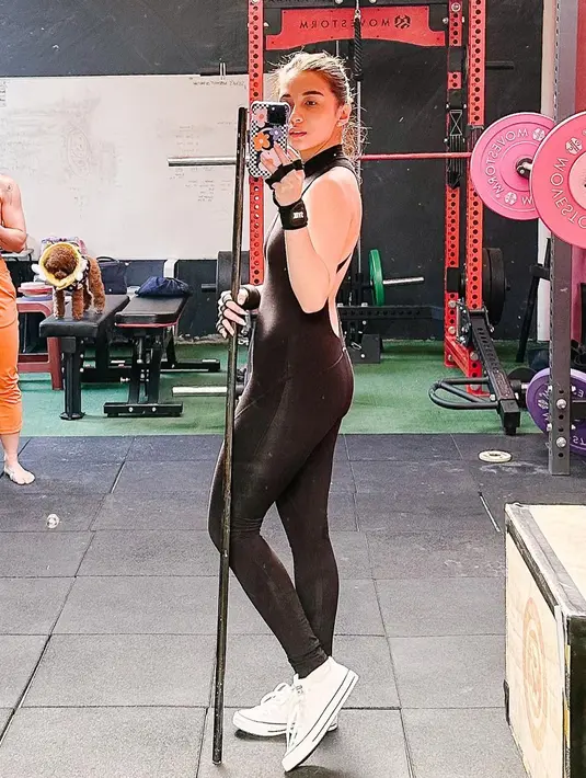 Lewat unggahan yang berbeda, Chelsea mengaku merasa kewalahan saat melakukan pilates. Kendati demikian, wanita kelahiran 29 Juli 1992 ini mengaku ketagihan dan mulai optimis dengan dampak pilates terhadap tubuhnya. (Liputan6.com/IG/chelseaoliviaa)