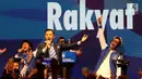 Ketua Kogasma Partai Demokrat, Agus Harimurti Yudhoyono (AHY) menyanyi bersama para pendukungnya di Djakarta Theater, Jakarta, Jumat (1/3) malam. AHY mengatakan, ketika Demokrat di pemerintahan, stabilitas politik terjaga baik. (Liputan6.com/Angga Yuniar)