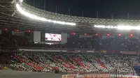 Suporter Persija Jakarta, Jakmania, menunjukkan koreografi bertuliskan 'Glory' di tribun utara Stadion Utama Gelora Bung Karno, Senayan, Jakarta, Sabtu (17/2/2018), jelang laga final Piala Presiden 2018. (Liputan6.com/Muhammad Adiyaksa)