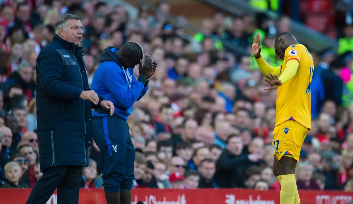 Gaya selebrasi pemain Crystal Palace, Christian Benteke (kanan) dan rekannya Mamadou Sakho saat melawan Liverpool pada lanjutan Premier League di Anfield Stadium, Liverpool, (23/4/2017). Liverpool kalah 1-2. (EPA/Peter Powell)