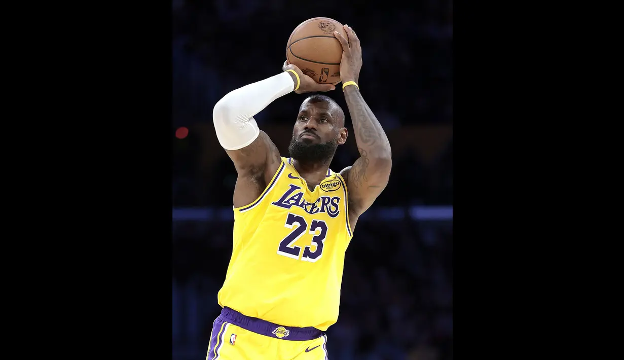 Pebasket Los Angeles Lakers, LeBron James berusaha mencetak poin dalam laga lanjutan NBA melawan New Orleans Pelicans di Crypto Arena, Los Angeles, Rabu (05/03/2025) pagi WIB. (AP Photo/Jae C. Hong)