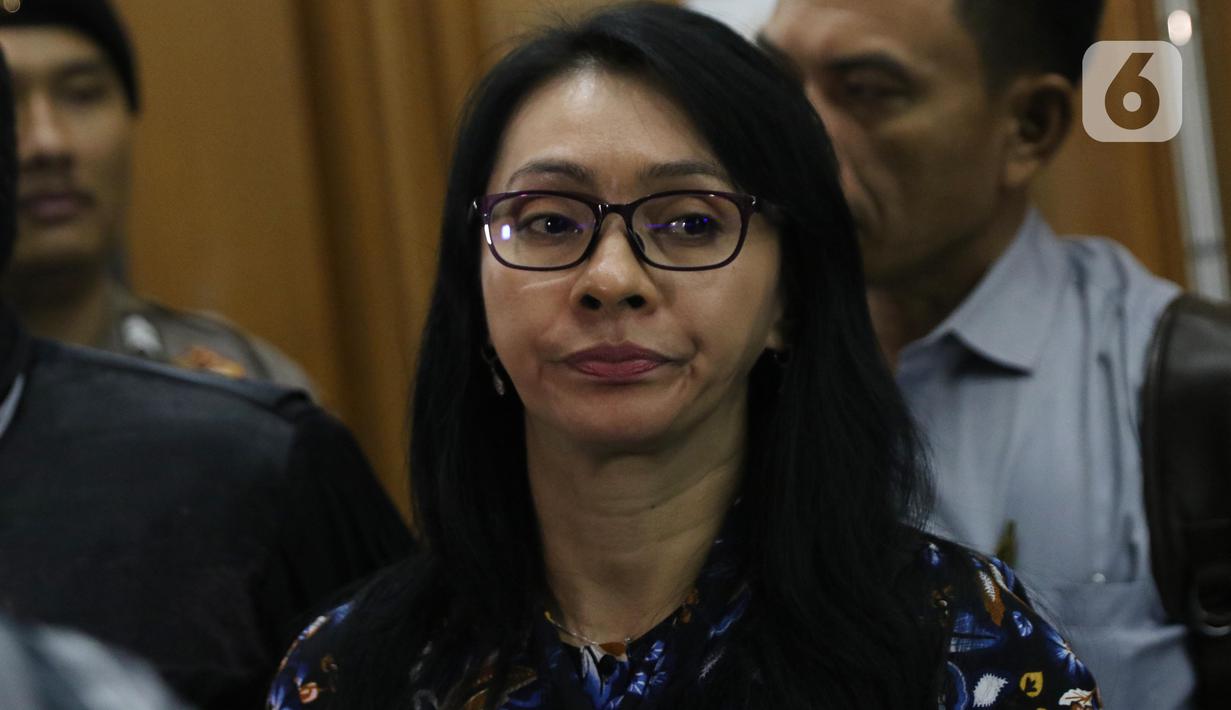Terdakwa dugaan suap revitalisasi dua pasar di Kabupaten Kepulauan Talaud TA 2019, Sri Wahyumi Maria Manalip usai menjalani sidang tuntutan di Pengadilan Tipikor, Jakarta, Senin (18/11/2019). Sri Wahyumi dituntut hukuman tujuh tahun penjara dan denda Rp 500 juta. (Liputan6.com/Helmi Fithriansyah)