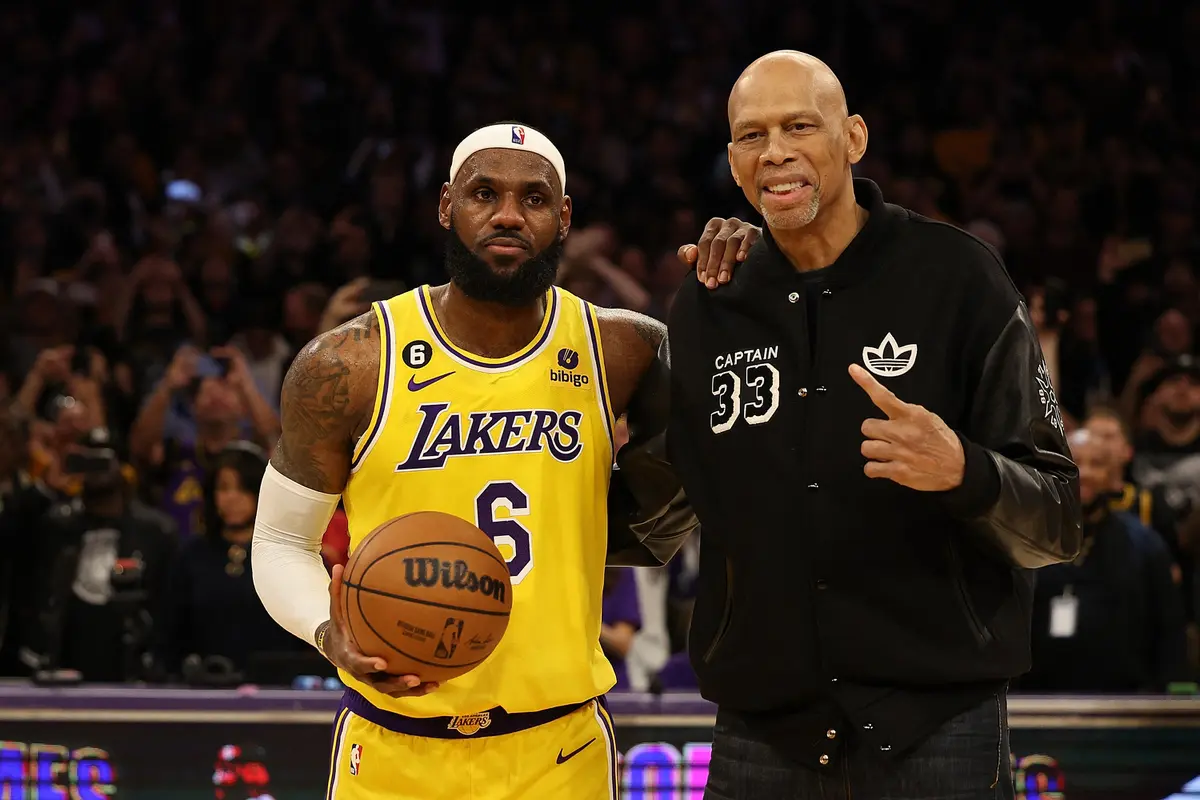 LeBron James bersama Kareem Abdul-Jabbar.