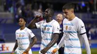 Para pemain Chelsea meninggalkan lapangan setelah pertandingan grup E Liga Champions antara Dinamo Zagreb melawan Chelsea di stadion Maksimir di Zagreb, Kroasia, Selasa, 6 September 2022. (AP Photo/Darko Bandic)
