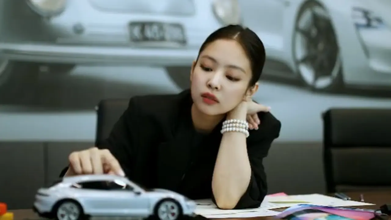 Outfit Effortless Jennie BLACKPINK Saat Rilis Mobil Porsche Rancangannya, Tetap Mahal dengan Aksesori Ratusan Juta