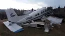Pesawat kecil milik Kasthamandap Airlines jatuh di wilayah pegunungan bagian barat Nepal, Jumat (26/2). Dua orang tewas dan 9 lainnya mengalami luka saat pesawat tersebut berusaha mendarat di dekat desa Tilkha. (REUTERS/Kamal Bahadur Shahi)