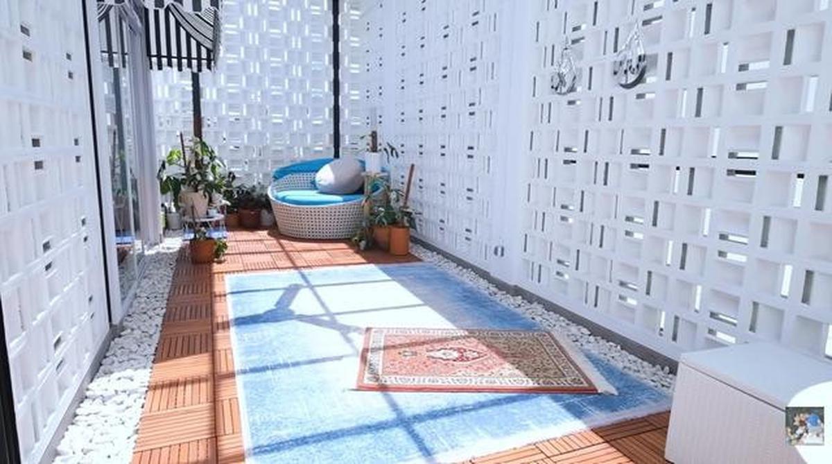 5 Potret Mushola Semi Outdoor dan Ruang Cuci di Rumah Titi Kamal, Minimalis Modern