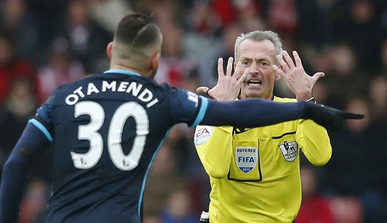  Wasit Martin Atkinson terlihat memberi isyarat kepada pemain Manchester City Nicolas Otamendi pada lanjutan Liga Premier Inggris di Stadion Britania, Inggris, Sabtu (5/12/201(5) Reuters/Phil Noble)