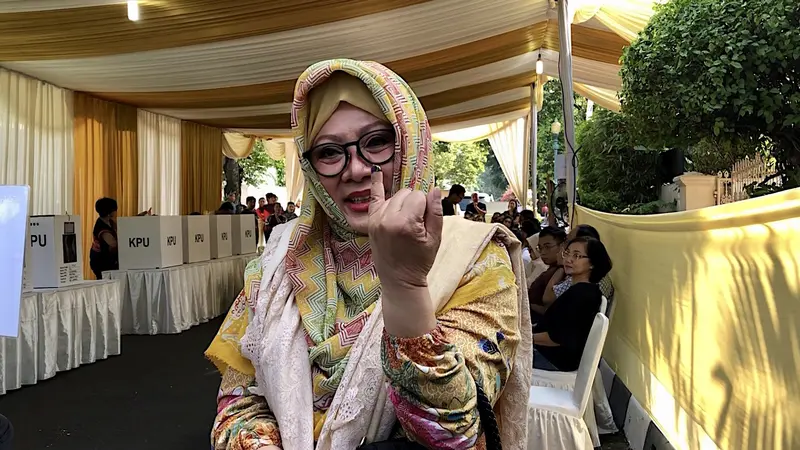 Siti Hardijanti Rukmana atau Mbak Tutut datang mencoblos di TPS 02, Gondangdia, Menteng.