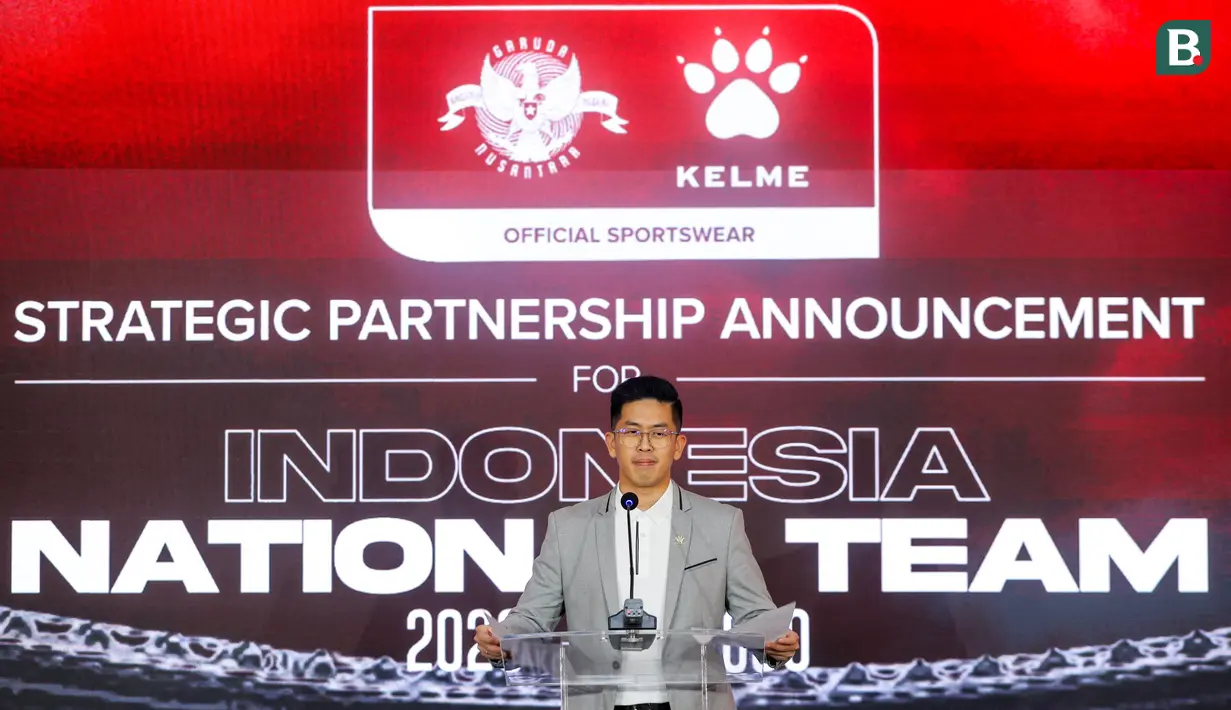 CEO Kelme Indonesia, Kevin Wijaya memberikan sambutan dalam acara perkenalan kerja sama antara PSSI dan Kelme yang berlangsung di Hotel Tribrata, Jakarta, Jumat (23/01/2026). (Bola.com/Bagaskara Lazuardi)