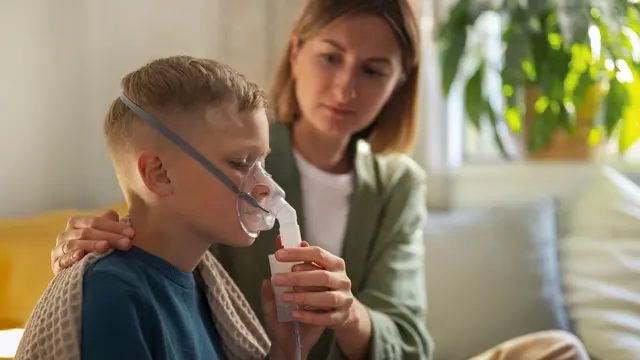 1. Tenangkan Anak dan Bantu Duduk Tegak