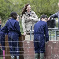 Kate Middleton, istri dari Pangeran Wiiliam yang gemar melakukan kegiatan sosial ini ternyata juga pecinta hewan. Selain itu banyak juga hal positif yang dilakukan Kate untuk berbagi kepada sesama. (AFP/Bintang.com)