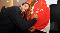  Pires menandatangani jersey Arsenal saat konfrensi pers terkait promosi tur pramusim Arsenal di Kota Kasablangka, Jakarta, Jumat (23/1/2015). (Liputan6.com/Miftahul Hayat)