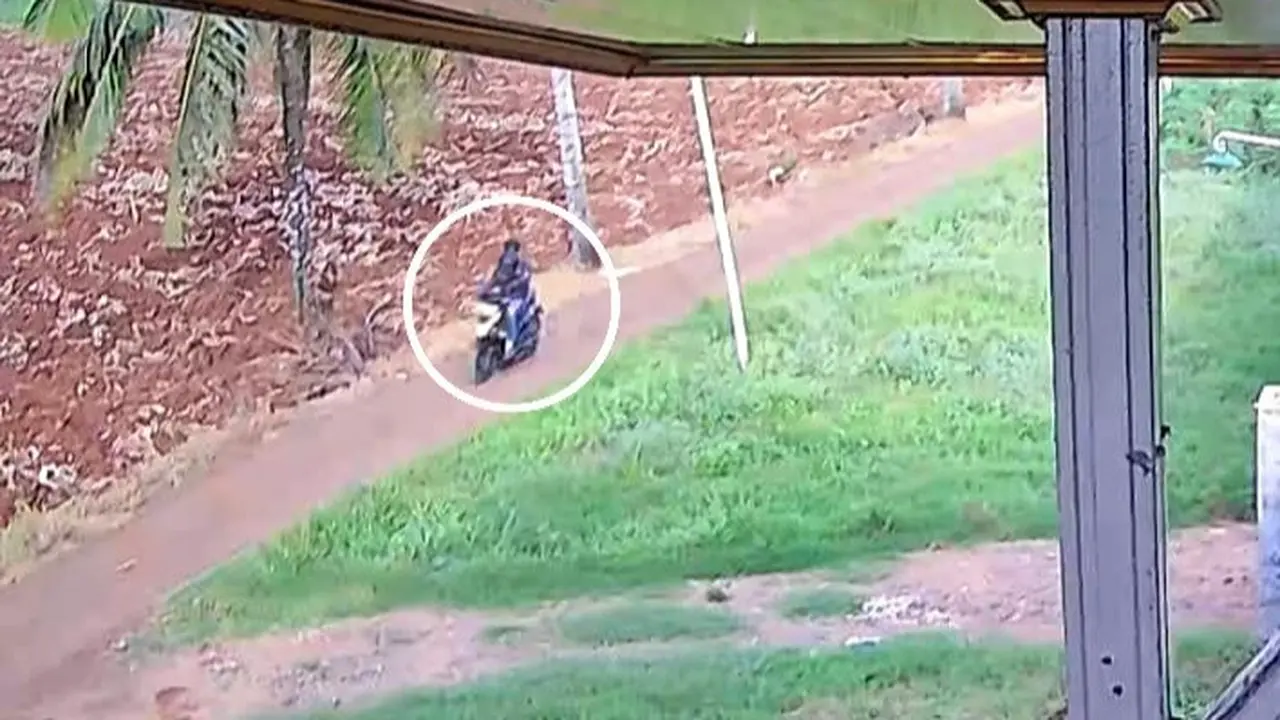 Tangkapan layar rekaman kamera CCTV saat tersangka membawa kabur motor korban (Istimewa)