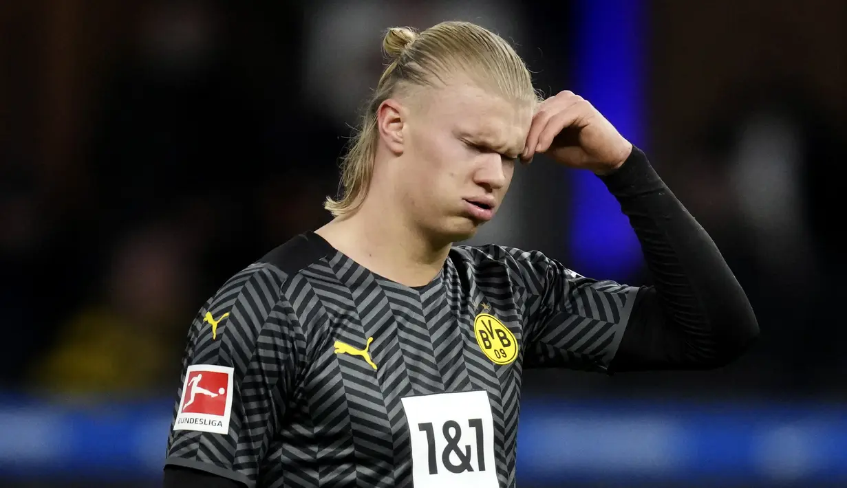 Reaksi penyerang Borussia Dortmund Erling Haaland saat laga pekan ke-17 Liga Jerman melawan Hertha Berlin di Olympiastadion, Minggu (19/12/2021) dinihari WIB. Tuan rumah Hertha Berlin mempermalukan Dortmund dengan skor 3-2. (AP Photo/Michael Sohn)