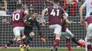 Pada masa injury time West Ham berpeluang menyamakan skor. Handsball Luke Shaw berujung hadiah penalti. (AFP/Ian Kington)