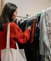 Belajar dari kasus pria yang terkena penyakit kulit karena thrifting atau pakaian bekas, ini  kenapa penting mencucinya terlebih dahulu sebelum dipakai. [pexels/cottonbro].