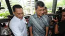 Komjen Pol (Purn) Oegroseno berjalan masuk gedung KPK, Jakarta, Selasa (17/11). Kedatangan Oegroseno untuk melaporkan Ketua Umum KONI Pusat Tono Suratman terkait dugaan penyalahgunaan anggaran PP PTMSI. (Liputan6.com/Helmi Afandi)