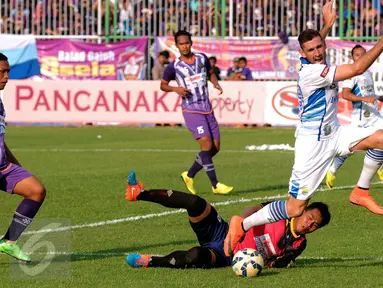 Penyerang Persib, Juan Carlos Belencoso mencoba menghindari penjaga gawang PSGC, Ghoni saat laga persahabatan segitiga di Stadion Galuh Ciamis, Minggu (10/4/2016). Laga ini dimenangkan Persib 5-1. (Liputan6.com/Helmi Fithriansyah)