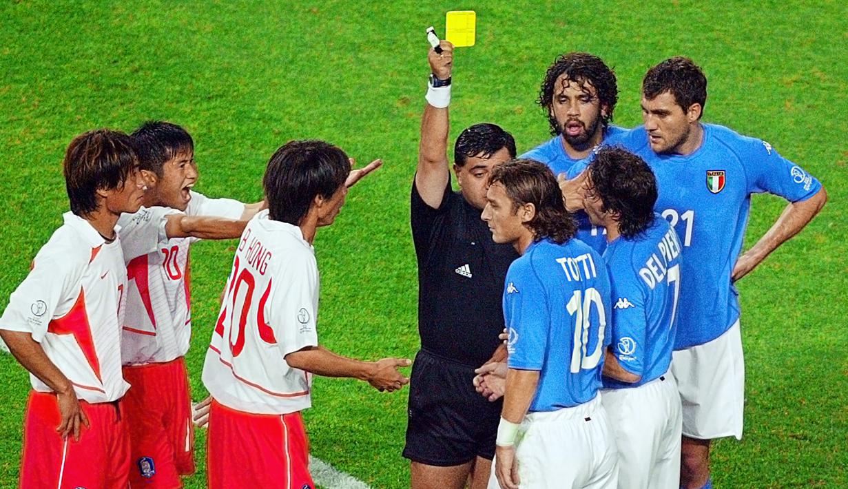 Piala Dunia 2002 menjadi momen tak terlupakan bagi Korea Selatan dan Italia. Sang tuan rumah sukses menjadi negara Asia dengan raihan terbaik sepanjang sejarah Piala Dunia dengan merebut tempat ke-4. Sementara bgi Timnas Italia, Piala Dunia 2002 menjadi momen menyakitkan saat harus tersingkir dari Korea Selatan di babak 16 besar yang diwarnai dengan kepemimpinan kontroversial wasit Byron Moreno yang dinilai sangat merugikan Gli Azzurri. (AFP/Jacques Demarthon)