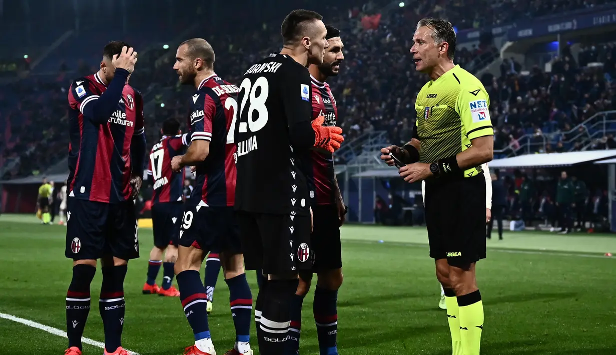 Pada menit ke-58 Bologna kembali kehilangan pemainnya dan harus tampil dengan 9 pemain. Roberto Soriano (kedua kanan) jadi pemain kedua yang diusir wasit usai tekelnya terhadap Fode Ballo-Toure diganjar kartu merah langsung. (AFP/Marco Bertorello)