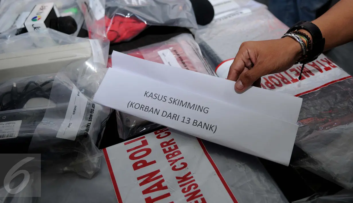 Barang bukti diperlihatkan Ditreskrimsus Polda Metro Jaya saat rilis kasus sepanjang tahun 2016, Jakarta, Jumat (30/12). Urutan ketiga kasus tertinggi sebanyak 153 kasus adalah kasus terkait Industri dan Perdagangan. (Liputan6.com/Gempur M Surya)