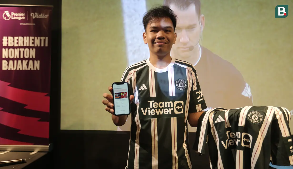 <p>Fans MU mendapatkan jersey asli saat Roaring Night Liga Inggris antara Manchester City melawan Manchester United di Fomo Bar, Melawai, Jakarta, Minggu (03/03/2024) malam WIB. (Bola.com/Pradipta Rama Baskara)</p>