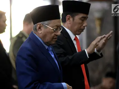 Presiden Joko Widodo (Jokowi) dan Perdana Menteri (PM) Malaysia Mahathir Mohamad melakukan salat Jumat bersama di Masjid Jami' Baitussalam, Istana Bogor, Jawa Barat, Jumat (29/6). (Liputan6.com/Pool/Wihdan)