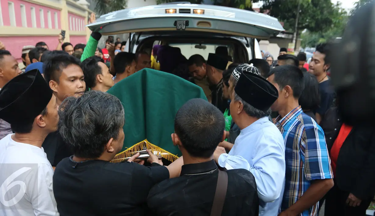 Jenazah Budi Anduk saat dikeluarkan dari Ambulans untuk disalatkan, Bekasi, Senin (11/1/2016). Komedian kelahiran 8 Februari 1968 itu menghembuskan nafas terakhir pada usia 47 tahun di Rumah Sakit Dharmais, Jakarta. (Liputan6.com/Herman Zakharia)