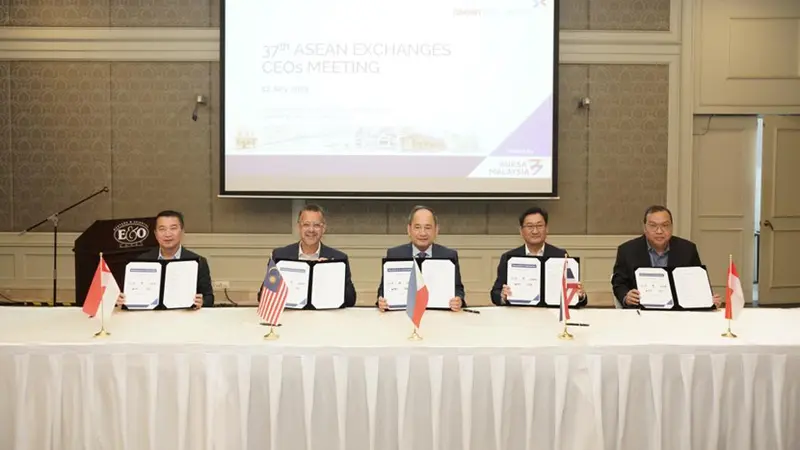 Para pimpinan ASEAN Exchanges setelah menandatangani Nota Kesepahaman, secara resmi menyambut The Philippine Stock Exchange sebagai bagian dari kelompok inisiatif ASEAN-Interconnected  Sustainability (ASEAN-ISE). (Foto:BEI)