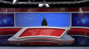 Khatereh Ahmadi, seorang presenter televisi mengenakan penutup wajah saat membacakan berita di TOLO NEWS, di Kabul, Afghanistan, Minggu, 22 Mei 2022. Taliban mulai mewajibkan semua presenter atau pembawa acara televisi perempuan menutupi wajah mereka saat siaran. (AP Photo/Ebrahim Noroozi)