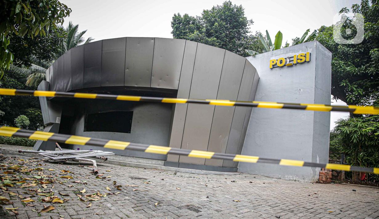 Kondisi Pos Polisi Subsektor Pejompongan pasca dibakar pihak tak dikenal usai aksi berujung ricuh di depan Gedung DPR/MPR RI, Jakarta, Selasa (12/4/2022). Pospol tersebut dibakar tepat setelah ada bentrokan yang melibatkan pihak kepolisian di sekitar lokasi kejadian. (Liputan6.com/Faizal Fanani)