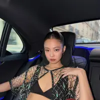 Penampilan Jennie Kim di peragaan busana Chanel Fall Winter 2026 dalam rangkaian Paris Fashion Week kembali mencuri perhatian.  [@jennierubyjane].