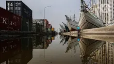 Sejumlah kapal bersandar di Pelabuhan Sunda Kelapa, Jakarta, Minggu (23/5/2021). Menteri BUMN Erick Thohir berencana mempercantik kawasan Pelabuhan Sunda Kelapa untuk dijadikan destinasi wisata tempat kapal pesiar bersandar dengan tetap mempertahankan nilai sejarah. (Liputan6.com/Johan Tallo)