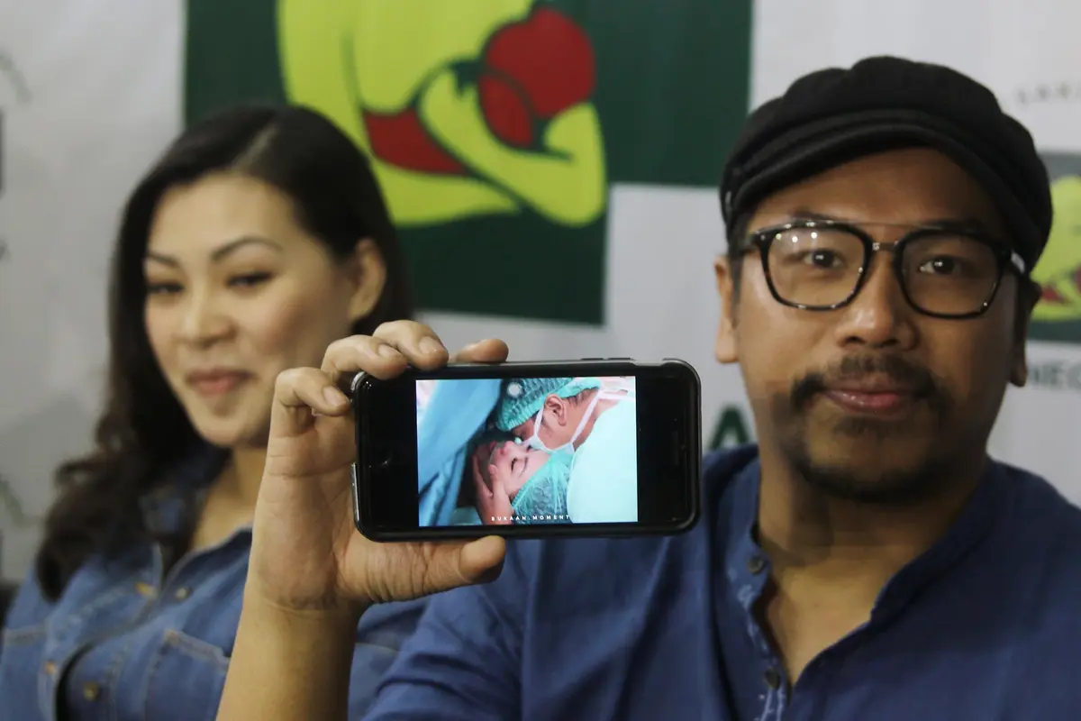 Senyum Bahagia Sammy Simorangkir Tunjukkan Potret Anak Pertama
