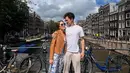 Sudah sejak awal bulan Juli kemarin, Cinta Laura terlihat mengunggah potret serunya liburan di Belanda. Dalam unggahan Instagramnya, Cinta terlihat mengabadikan momen mesra bersama kekasih di sebuah jembatan yang kerap menjadi spot foto para turis ketika di Belanda. (Liputan6.com/IG/@claurakiehl)