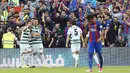 Sejumlah pemain Eibar merayakan gol yang dicetak oleh Inui ke gawang Barcelona pada laga pekan terakhir La Liga di Camp Nou, Minggu (21/5/2017). Barcelona menang 4-2.  (EPA/Alejandro Garcia)