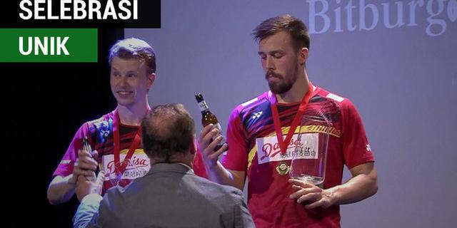 VIDEO: Kalahkan Ganda Indonesia, Atlet Denmark Ini Selebrasi Minum Bir di Podium