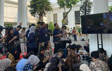 Potret Wartawan Lesehan Nobar Sidang Kabinet Perdana Prabowo di Istana Kepresidenan
