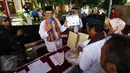 Panitia memperlihatkan surat suara saat simulasi Pemungutan Suara di Pulau Pramuka, Kepulauan Seribu, Jakarta, Sabtu (4/2). Simulasi dilakukan demi menjaga ke utuhan prosedur yang ditentukan KPU RI. (Liputan6.com/Helmi Afandi)